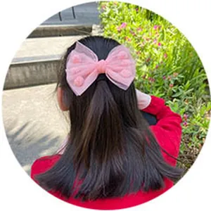 Molletta per capelli con fiocco in tulle rosa da bambina con pon-pon, ideale per lo styling quotidiano.
