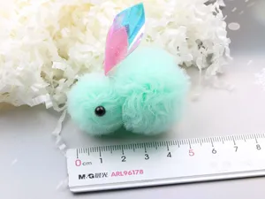 Süße grüne Netz-Bommel-Kaninchen-Haarnadel mit glänzenden Schmetterlingsflügeln für Kinder.