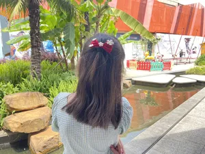 Kinder Stoff Schleife Haarspange, süße rote Haaraccessoires mit weißen Blumen für kleine Mädchen.
