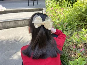 Fermaglio per capelli con fiocco in tulle dorato per bambini con pon-pon bianchi, stile grazioso.