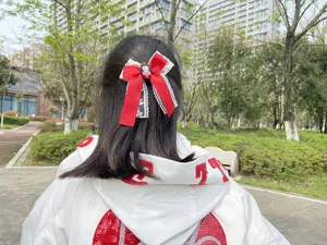 Bonita pinza de pelo con lazo rojo, encaje y muñeca caperucita roja para niñas.