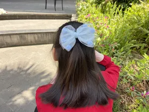 Fermaglio per capelli da bambina con fiocco in rete azzurra e pompon, accessorio principessa.