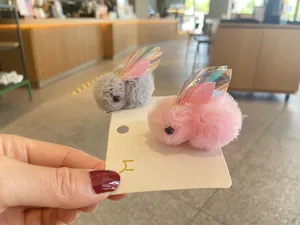 Süße Cartoon-Kaninchen Haarklammern mit schillernden Flügeln, flauschige Pompom Kinder Haaraccessoires.