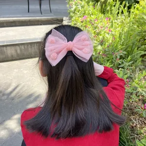 Graziosa molletta per capelli con fiocco in tulle rosa per ragazze, accessorio elegante.