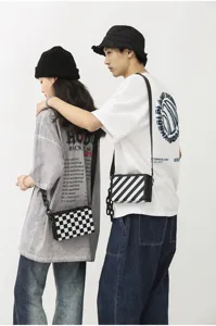 Sac bandoulière unisexe tendance en forme de boîte avec motifs carreaux et rayures.