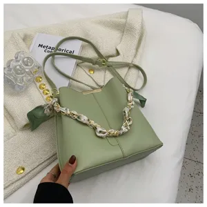 Grüne Beuteltasche für Damen mit Kettengurt und Seidenschal-Detail, modische Umhängetasche.