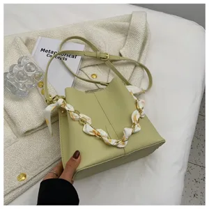 Damen lässige hellgrüne Beultasche mit modischer Metallkette und feiner Seidenschaldekoration.