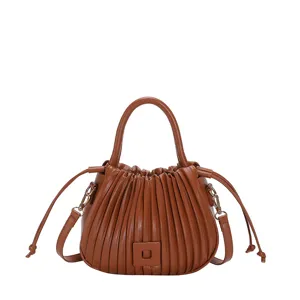 Braune plissierte Beuteltasche, modische Umhängetasche mit elegantem Kordelzug Detail.
