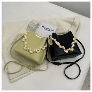 Modische Damen Eimer Tasche Sommer neu PU Leder Umhängetasche mit Schal Ketten Dekor.