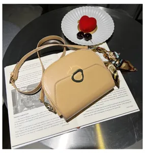 Schicke beige Damen Umhängetasche, stilvolle Vintage Satteltasche mit dekorativem Schal.