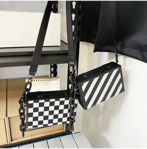 Sacs à bandoulière boîte à carreaux et rayés noir et blanc élégants, sac tendance mode.