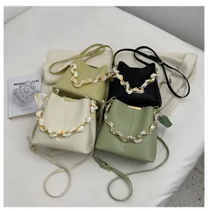 Damen Eimer Tasche Mode lässig Schulter Umhängetasche mit Kette und Seidenschal Design.