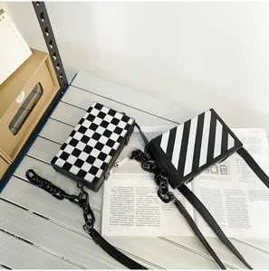 Vue détaillée de sacs à bandoulière tendance en boîte avec motifs damier et rayures.