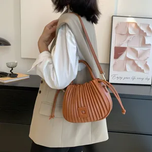 Braune plissierte Schultertasche für Damen, stilvolle Beuteltasche mit Kordelzug und Henkel.