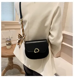Schicke schwarze Satteltasche für Damen, stilvolle Umhängetasche mit elegantem Schal-Detail.