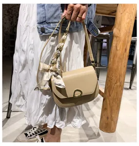 Chice Vintage Satteltasche für Damen, stilvolle Umhängetasche mit elegantem Schal-Dekor.