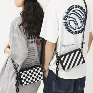 Sac bandoulière tendance pour hommes et femmes, avec motif damier élégant et rayures.