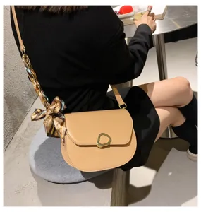 Modische Damen Satteltasche mit schickem Seidenschal-Riemen, perfekt für den Frühlingsalltag.