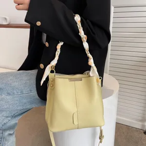 Schicke Damen Eimer Tasche in Gelb mit Kettenschal Gurt, lässige Umhängetasche chic.