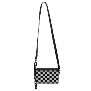 Sac bandoulière carré à motif damier noir et blanc avec chaîne épaisse et sangle.