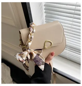 Damen stilvolle Satteltasche mit dekorativem bedruckten Seidenschal, Umhängetasche.