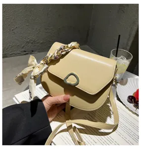 Beige Umhängetasche Detail mit stilvollem Metallverschluss, Schal Kette und PU Leder.