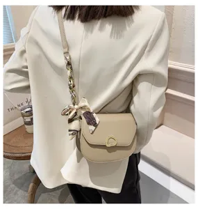 Modische beige Damen Satteltasche, Vintage Umhängetasche mit schickem Schal-Schulterriemen.
