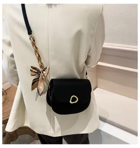 Elegante schwarze Umhängetasche für Damen mit Seidentuch und goldenem Verschluss.