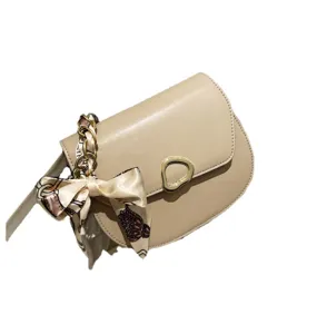 Beige Damentasche im Sattel-Design mit Seidentuch und goldener Schnalle, schicke Umhängetasche.
