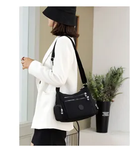 Schicke schwarze Nylon Umhängetasche für Damen mit mehreren Fächern und Reißverschluss.