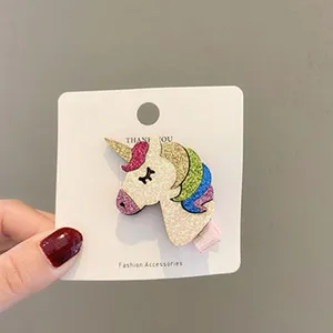 Glitzer Einhorn Haarklammer Detailansicht, süßes Cartoon Kinder Haaraccessoire auf Karte.