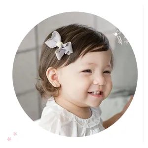 Süße graue Schleife Baby Haarklammer Detail, weicher Stoff, ideal für den Alltag.