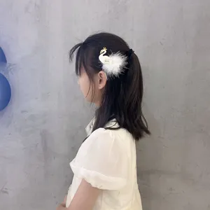 Süße Kinder Schwan Haarspange mit weichen Federn, elegantes Prinzessin Haaraccessoire für Mädchen.