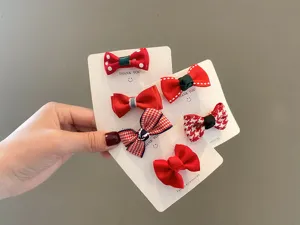 Süße rote Baby Haarklammern Set mit Mini Schleifen auf Präsentationskarten für Babys.