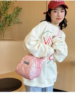 Rosa Puffer Umhängetasche für Damen, modische glänzende Weltraum-Baumwolle Schultasche für Alltag.