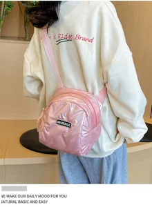 Rosa gesteppte Umhängetasche Detail, glänzende gefütterte Puffer Schultertasche für Damen.