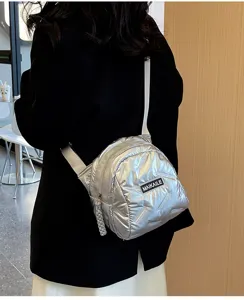 Silberne gesteppte Daunenjacke Umhängetasche für Damen, modische gepolsterte Schultertasche Tasche.