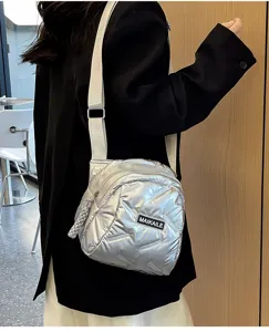Silberne gesteppte Daunen-Umhängetasche für Damen, modische Puffer-Schultertasche.
