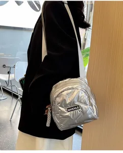 Detailansicht der silbernen gesteppten Umhängetasche mit breitem Gurt, Freizeittasche.