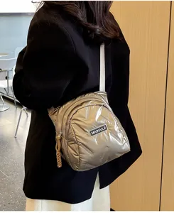 Detailansicht der modischen metallischen Raumwolle Umhängetasche für Damen, Puffer-Design.