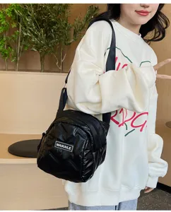 Schwarze glänzende Stepp-Umhängetasche für Damen, modische Puffer-Tasche für den Alltag.