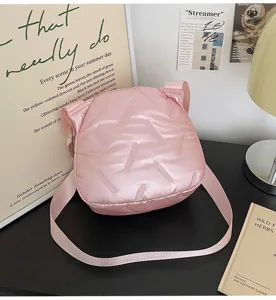 Stylishe rosa gesteppte Umhängetasche für Damen, modische gepolsterte Tasche für Alltag.