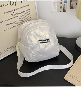 Weisse gesteppte Daunen-Umhaengetasche fuer Damen, stilvolle glänzende Nylontasche mit breitem Gurt.