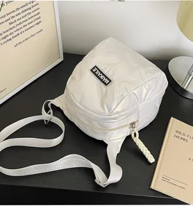 Nahaufnahme der weißen wattierten Umhängetasche mit glatter Textur und stylischem Gurt.