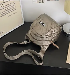 Metallische Puffer Umhängetasche, trendige gesteppte gepolsterte Damen Crossover Tasche.