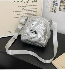 Silberne metallische Stepp-Umhängetasche trendige modische Brot-Schultertasche mit breitem Gurt