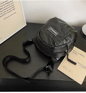 Schwarze gesteppte Puffer Umhängetasche, weiche gepolsterte Tasche für Damen, modische Freizeittasche.