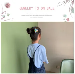 Buntes Plüsch Blumen Haarklammer Detailaufnahme, süßes handgemachtes Kinder Haarschmuck.