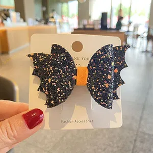 Halloween glitzernde Fledermausflügel Haarklammer Detailaufnahme, schwarze Pailletten Schleife.