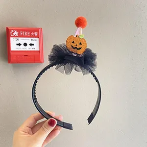 Halloween Haarreif Detailansicht mit Glitzer Kürbis Tüll und Plüschball für Party Kostüm.